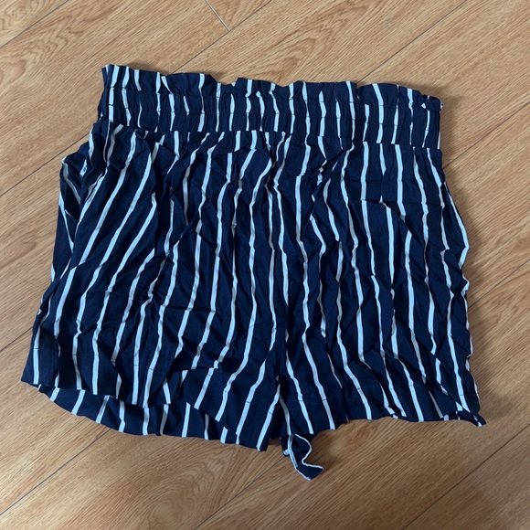 U2B - shorts - Picture 2 of 3